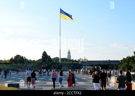 Kiew, Ukraine. August 2020. Die größte Flagge der Ukraine fliegt etwa 90 Meter über der Stadt, wie sie am Vorabend des Tages der Staatsflagge angebracht wurde, mit dem Mutterlanddenkmal im Zentrum von Kiew, Ukraine am 23. August 2020. Die Ukraine markiert den Tag der Staatsflagge am 23. August und den Tag der Unabhängigkeit am 24. August. (Foto: Aleksandr Gusev/Pacific Press/Sipa USA) Quelle: SIPA USA/Alamy Live News Stockfoto