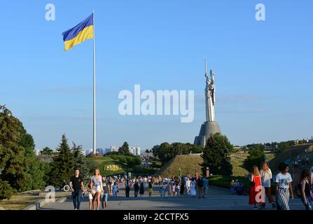 Kiew, Ukraine. August 2020. Die größte Flagge der Ukraine fliegt etwa 90 Meter über der Stadt, wie sie am Vorabend des Tages der Staatsflagge angebracht wurde, mit dem Mutterlanddenkmal im Zentrum von Kiew, Ukraine am 23. August 2020. Die Ukraine markiert den Tag der Staatsflagge am 23. August und den Tag der Unabhängigkeit am 24. August. (Foto: Aleksandr Gusev/Pacific Press/Sipa USA) Quelle: SIPA USA/Alamy Live News Stockfoto