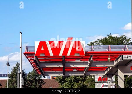 Nürnberg, 11,2019. August: Avia-Schild an der Tankstelle gegen die Wand. Mit rund 3,000 Tankstellen ist Avia die am häufigsten eingesetzte gruppenunabhängige Stockfoto