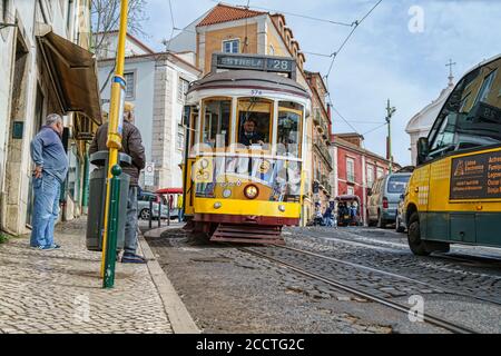 Lissabon - April 01, 2018: Blick auf eine schmale Straße im historischen Zentrum von Lissabon, Portugal. Stockfoto