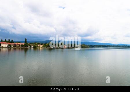 Der Alte See (Oreg to) in Tata, Ungarn. Blick auf die Stadt an einem Sommertag mit Wolken. Stockfoto