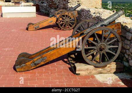 Mittelalterliche Kanone in gutem Zustand auf der Burg Sümeg in Ungarn. Sonniges Wetter und sommerliche Farben. Stockfoto