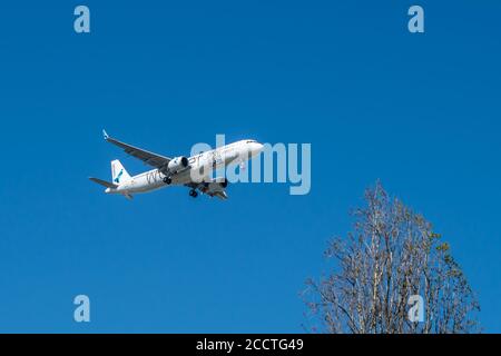 Lissabon, Portugal - 18 April 2018: Flugzeug in der Luft über Lissabon. Portugal. Stockfoto