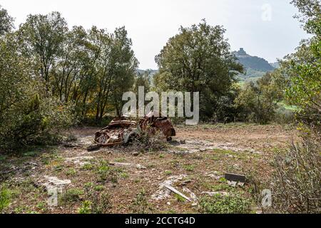 Ausgebranntes Autowrack in der Landschaft der Unione dei Comuni Amiata Val d'Orcia, Italien Stockfoto