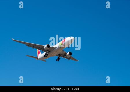 Lissabon, Portugal - 18 April 2018: Air Portugal Flugzeug in der Luft Tap über Lissabon. Stockfoto