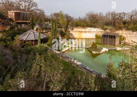 Hotel Adler Thermae, Bagno Vignoni, Toskana mit Thermalbad, Toskana, Val d'orcia Italien, UNESCO-Weltkulturerbe. Das Hotelgebäude im Stil einer toskanischen Villa wurde in einem ehemaligen Steinbruch erbaut. So fügt sich das Hotel Adler Thermae in die UNESCO-geschützte Landschaft ein Stockfoto