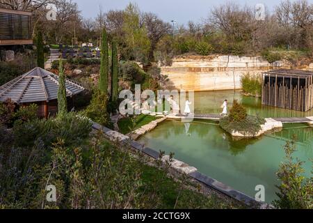 Hotel Adler Thermae, Bagno Vignoni, Toskana mit Thermalbad, Toskana, Val d'orcia Italien, UNESCO-Weltkulturerbe. Das Hotelgebäude im Stil einer toskanischen Villa wurde in einem ehemaligen Steinbruch erbaut. So fügt sich das Hotel Adler Thermae in die UNESCO-geschützte Landschaft ein Stockfoto