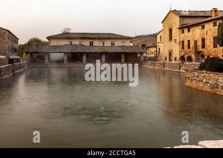 Im Zentrum von Bagno dominiert Vignoni das alte Thermalbad. Heute ist der Pool ein geschütztes Denkmal und das Baden ist hier verboten. Aber der Charme des alten Badeplatz ist perfekt erhalten. Mehrere Cafés und Restaurants säumen die historische Stätte, die oft Kulisse für Filme war. Stockfoto