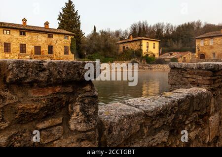 Im Zentrum von Bagno dominiert Vignoni das alte Thermalbad. Heute ist der Pool ein geschütztes Denkmal und das Baden ist hier verboten. Aber der Charme des alten Badeplatz ist perfekt erhalten. Mehrere Cafés und Restaurants säumen die historische Stätte, die oft Kulisse für Filme war. Stockfoto