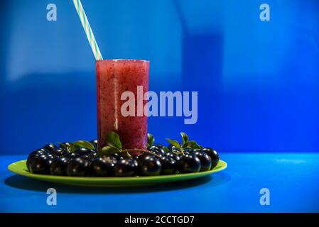 Saft und Früchte von Jaboticaba (Myrciaria cauliflora). Die Früchte werden in der Regel in natura konsumiert, sind aber für die Herstellung von Säften geeignet, Centre Stockfoto