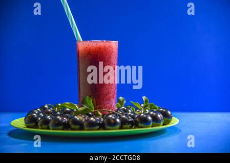 Saft und Früchte von Jaboticaba (Myrciaria cauliflora). Die Früchte werden in der Regel in natura konsumiert, sind aber für die Herstellung von Säften geeignet, Centre Stockfoto