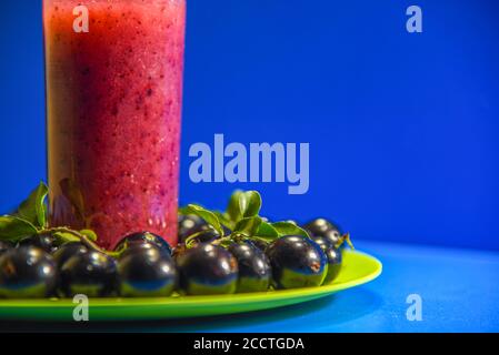 Saft und Früchte von Jaboticaba (Myrciaria cauliflora). Die Früchte werden in der Regel in natura konsumiert, sind aber für die Herstellung von Säften geeignet, Centre Stockfoto