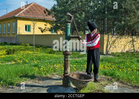 Ivanovo, Serbien, 09. April 2017. Ein junger Mann auf der Straße versucht, eine Wasserpumpe zu aktivieren. Stockfoto