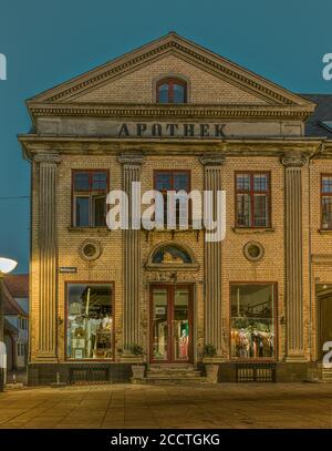 Löwenapotheke mit einer antiken griechischen Fassade mit Säulen in ionischer Ordnung, Faaborg, Dänemark, 17. August 2020 Stockfoto