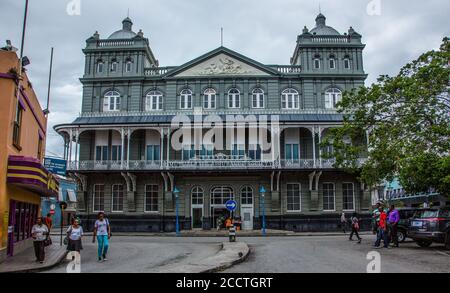 Das Barbados Mutual Life Assurance Society Gebäude wurde 1895 im spätviktorianischen Stil erbaut. Es dient derzeit als Bank in Bridgetown, Barba Stockfoto