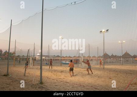 Gruppe von Freunden spielen Beach Volley während des italienischen Sommers in Giulianova, Abruzzen (Italien) Stockfoto