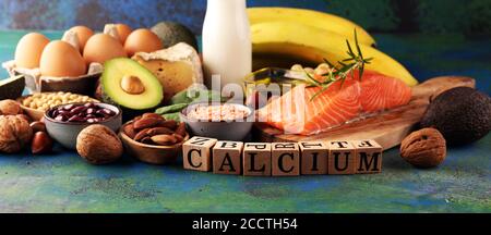 Die Besten Calcium Rich Foods Quellen. Gesunde Ernährung. Kalziumreiche Lebensmittel wie Bohnen, Mandeln, Haselnüsse, Spinatblätter, Käse und Milch Stockfoto