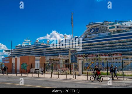 Lissabon Portugal. 01. Mai 2018. Große luxuriöse Kreuzfahrtschiff Sapphire Princess angedockt in Lissabon Stockfoto