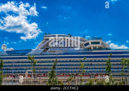 Lissabon Portugal. 01. Mai 2018. Große luxuriöse Kreuzfahrtschiff Sapphire Princess angedockt in Lissabon Stockfoto