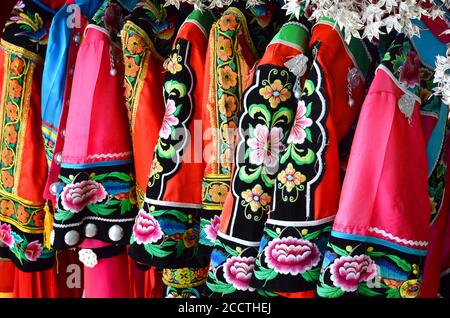 Traditionelle chinesische Kleidung im Zhangjiajie Nationalpark Stockfoto