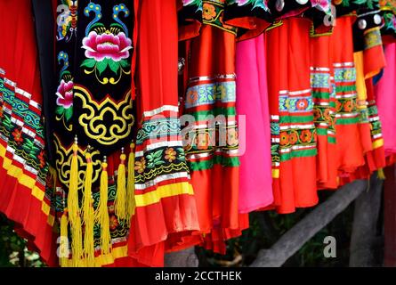 Traditionelle chinesische Kleidung im Zhangjiajie Nationalpark Stockfoto