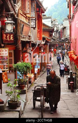 Fenghuang, China - 15. Mai 2017: Menschen gehen in der Stadt Phoenix Fenghuang um die Straße Stockfoto