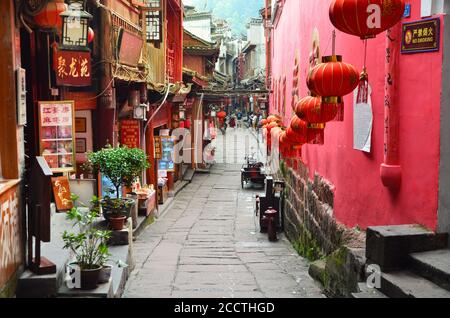 Fenghuang, China - 15. Mai 2017: Menschen gehen in der Stadt Phoenix Fenghuang um die Straße Stockfoto