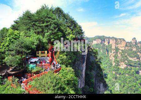 Zhangjiajie, China - 10. Mai 2017: Pfad mit roten Bändern Zhangjiajie Nationalpark, China. Stockfoto