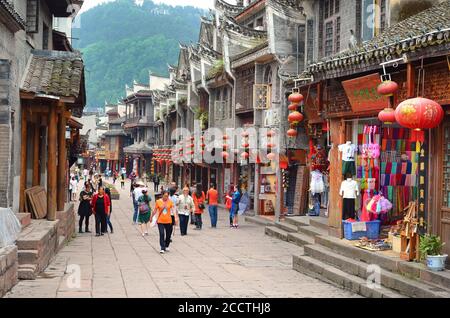 Fenghuang, China - 15. Mai 2017: Menschen gehen in der Stadt Phoenix Fenghuang um die Straße Stockfoto