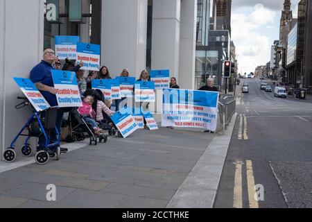 Glasgow, Schottland, Großbritannien. August 2020. Demonstranten der Kampagne „Falkirk's Forgotten Villages - Ending Fuel Poverty“ bringen ihren Protest vor die Haustür des schottischen Hauptquartiers der Macht in der St. Vincent Street, um Maßnahmen bezüglich ihrer außergewöhnlich teuren Treibstoffrechnungen zu fordern. Kredit: Richard Gass/Alamy Live Nachrichten Stockfoto