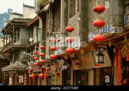 Fenghuang, China - 15. Mai 2017: Einkaufsstraße in der Nähe der Phoenix Hong Brücke in Fenghuang Stockfoto