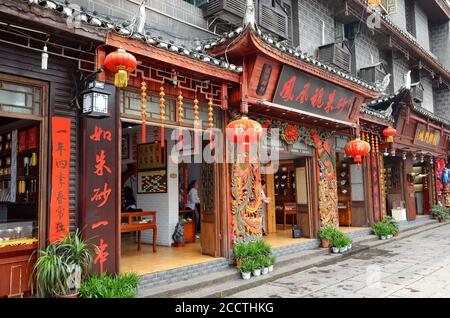 Fenghuang, China - 15. Mai 2017: Einkaufsstraße in der Nähe der Phoenix Hong Brücke in Fenghuang Stockfoto