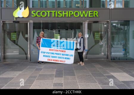 Glasgow, Schottland, Großbritannien. August 2020. Demonstranten der Kampagne „Falkirk's Forgotten Villages - Ending Fuel Poverty“ bringen ihren Protest vor die Haustür des schottischen Hauptquartiers der Macht in der St. Vincent Street, um Maßnahmen bezüglich ihrer außergewöhnlich teuren Treibstoffrechnungen zu fordern. Kredit: Richard Gass/Alamy Live Nachrichten Stockfoto