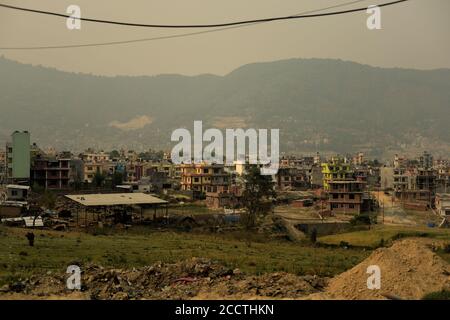 Ein Blick auf Wohnhäuser im Kathmandu Valley, von einer Straße nach Dhulikhel, Bagmati Pradesh, Nepal gesehen. Stockfoto