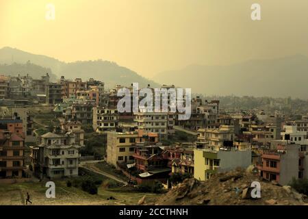 Ein Blick auf Wohnhäuser im Kathmandu Valley, von einer Straße nach Dhulikhel, Bagmati Pradesh, Nepal gesehen. Stockfoto