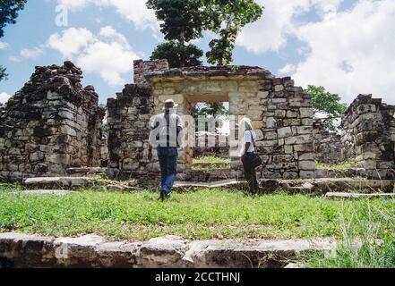 Ein lokaler Guide erklärt diese Struktur in West Acropolis. Yaxchilan Maya Ruinen; Chiapas, Mexiko. Vintage Film Bild - ca. 1990. Stockfoto