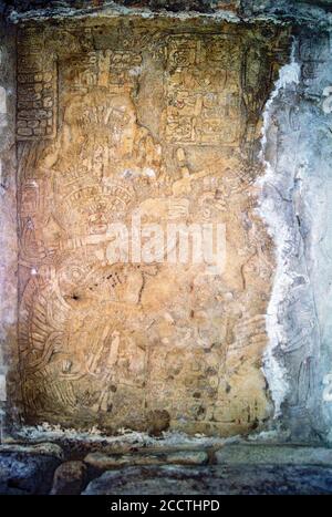 Sturz in einer Struktur; West Akropolis. Yaxchilan Maya Ruinen; Chiapas, Mexiko. Vintage Film Bild - ca. 1990. Stockfoto