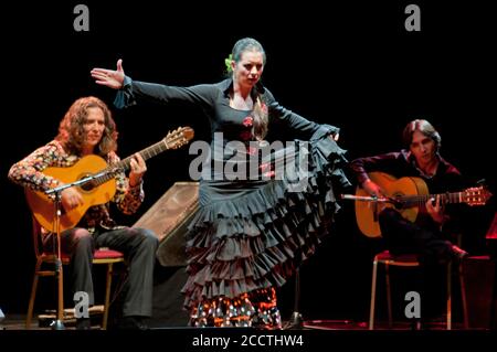 Tomatito, spanische Flamenco-Gitarristin, mit Tänzerin auf der Bühne Stockfoto