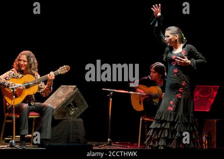 Tomatito, spanische Flamenco-Gitarristin, mit Tänzerin auf der Bühne Stockfoto