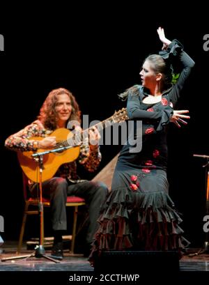 Tomatito, spanische Flamenco-Gitarristin, mit Tänzerin auf der Bühne Stockfoto