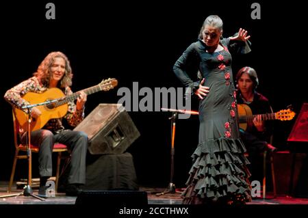 Tomatito, spanische Flamenco-Gitarristin, mit Tänzerin auf der Bühne Stockfoto