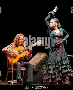 Tomatito, spanische Flamenco-Gitarristin, mit Tänzerin auf der Bühne Stockfoto