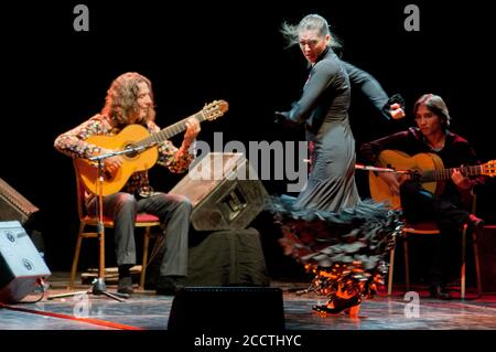 Tomatito, spanische Flamenco-Gitarristin, mit Tänzerin auf der Bühne Stockfoto