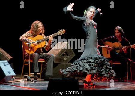 Tomatito, spanische Flamenco-Gitarristin, mit Tänzerin auf der Bühne Stockfoto