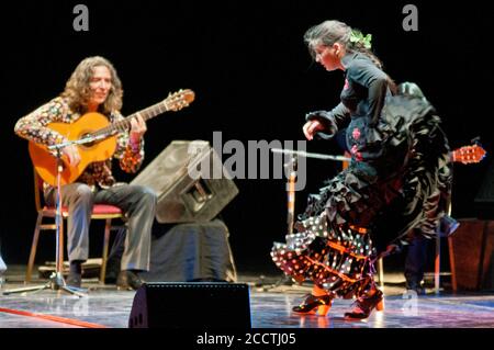 Tomatito, spanische Flamenco-Gitarristin, mit Tänzerin auf der Bühne Stockfoto