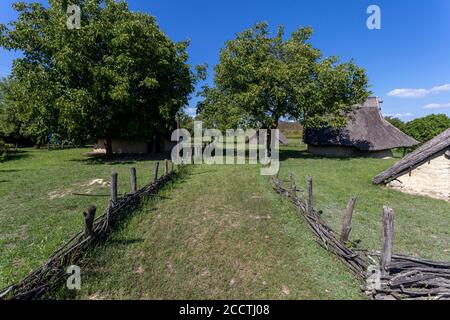 Archäologischer Park in Szazhalombatta, Ungarn. Erbaut auf dem neolithischen Hügelfeld am Rande der Stadt. Stockfoto