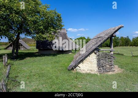 Archäologischer Park in Szazhalombatta, Ungarn. Erbaut auf dem neolithischen Hügelfeld am Rande der Stadt. Stockfoto