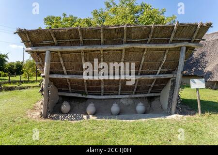 Archäologischer Park in Szazhalombatta, Ungarn. Erbaut auf dem neolithischen Hügelfeld am Rande der Stadt. Stockfoto