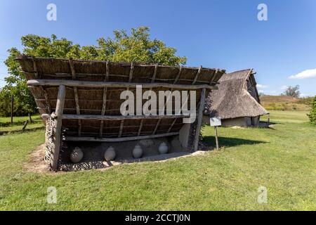 Archäologischer Park in Szazhalombatta, Ungarn. Erbaut auf dem neolithischen Hügelfeld am Rande der Stadt. Stockfoto