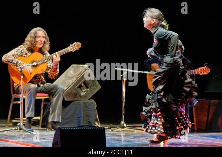 Tomatito, spanische Flamenco-Gitarristin, mit Tänzerin auf der Bühne Stockfoto